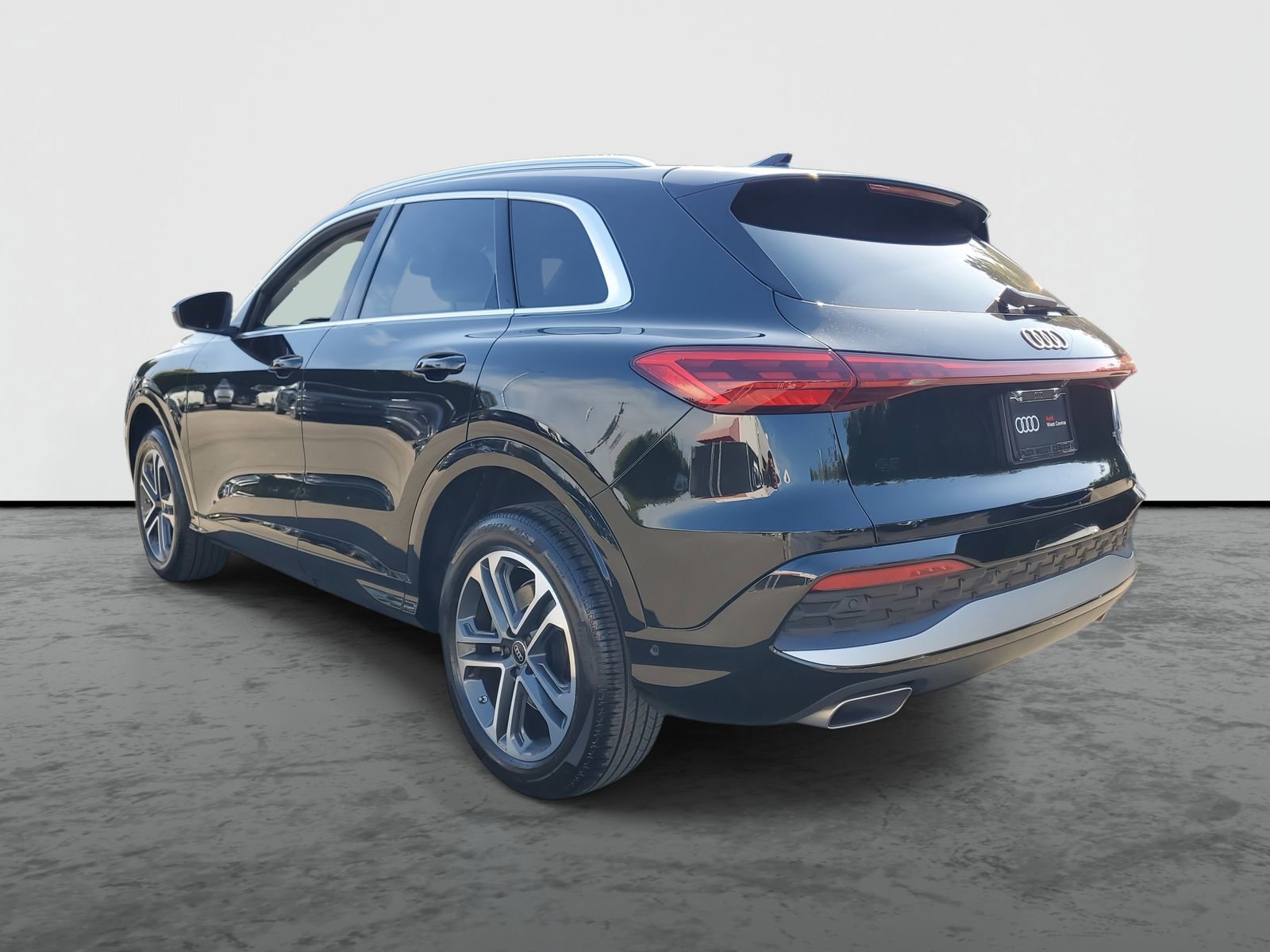 Used 2025 Audi Q5 Premium w/ Convenience Package image 4