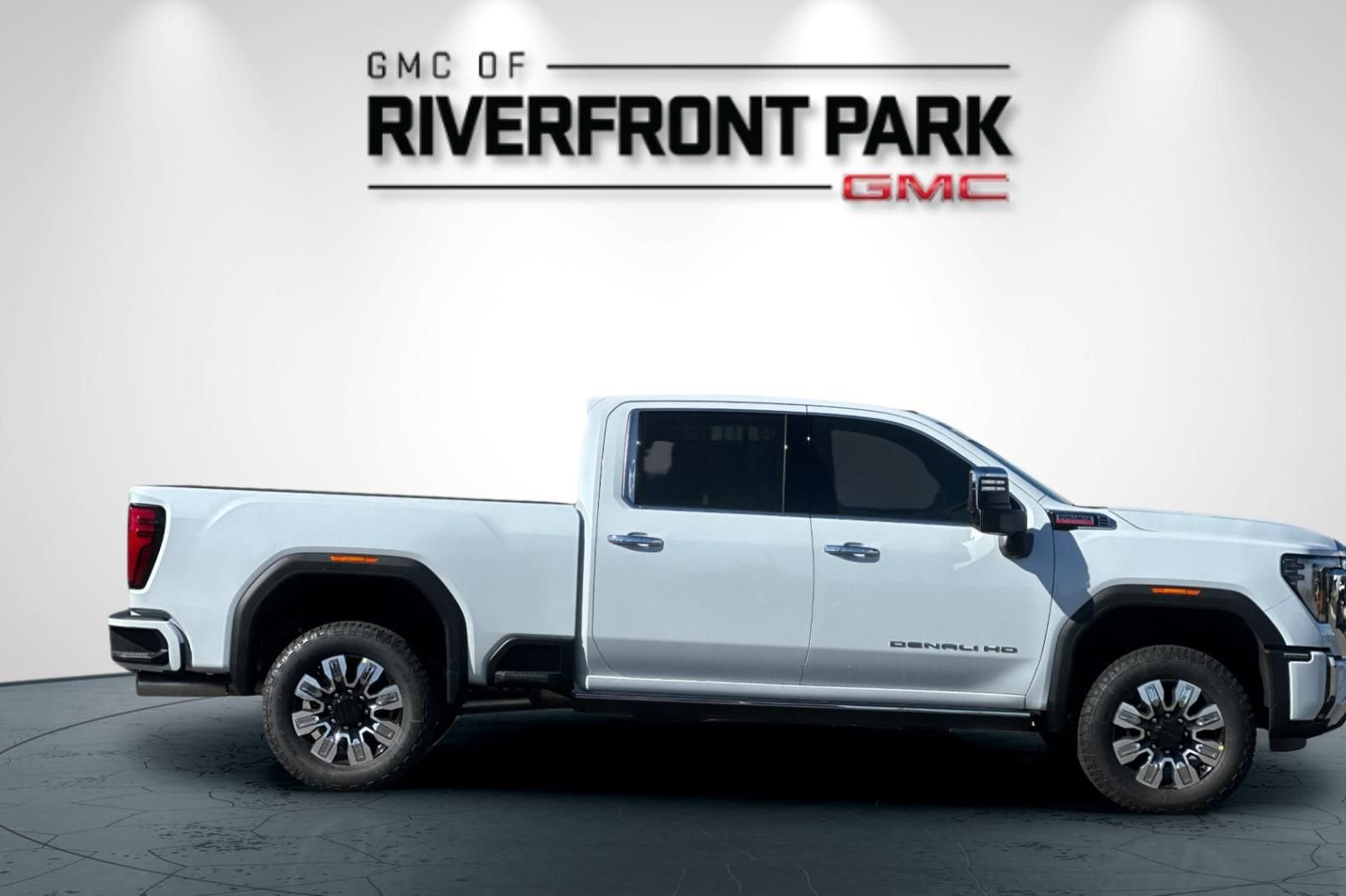 New 2026 GMC Sierra 3500 Denali w/ Denali Reserve Package AWD/4WD image 2