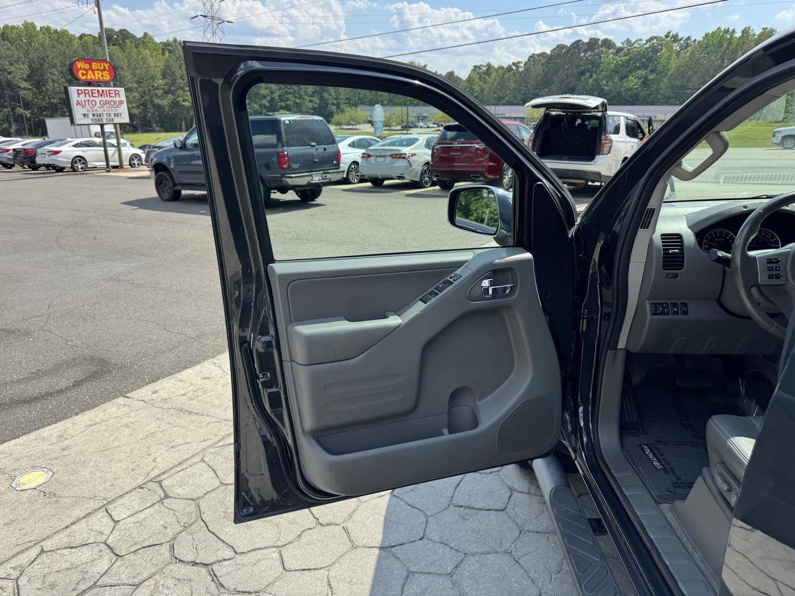 Used 2015 Nissan Frontier SL AWD/4WD image 5