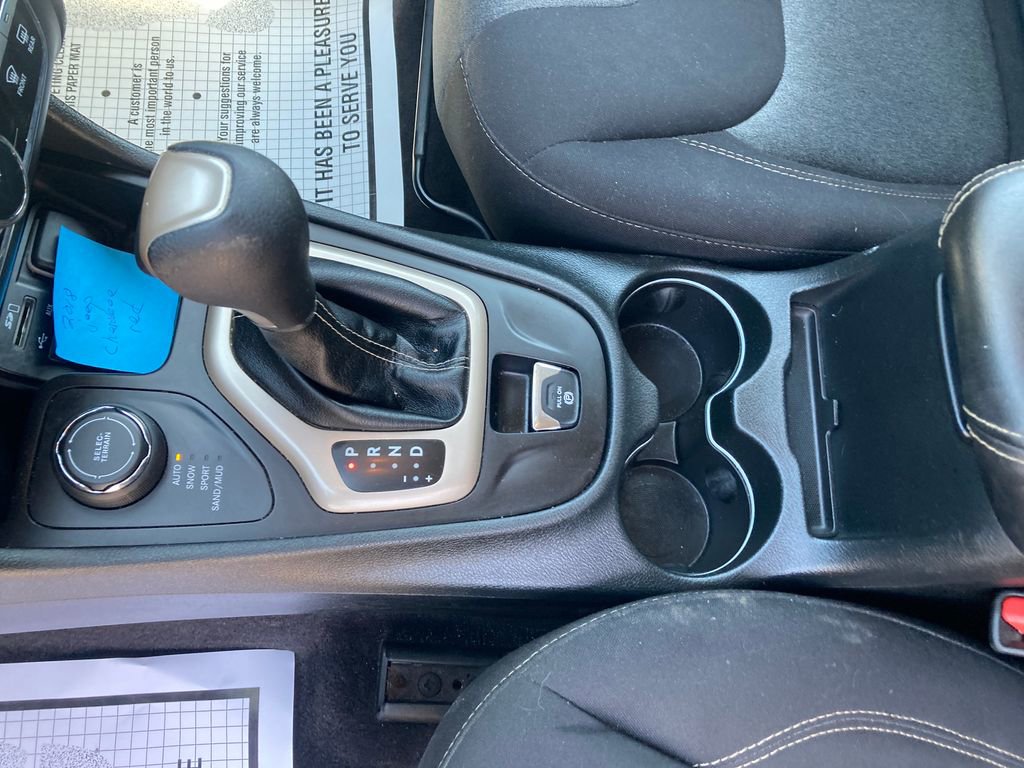 Used 2018 Jeep Cherokee Latitude AWD/4WD image 35