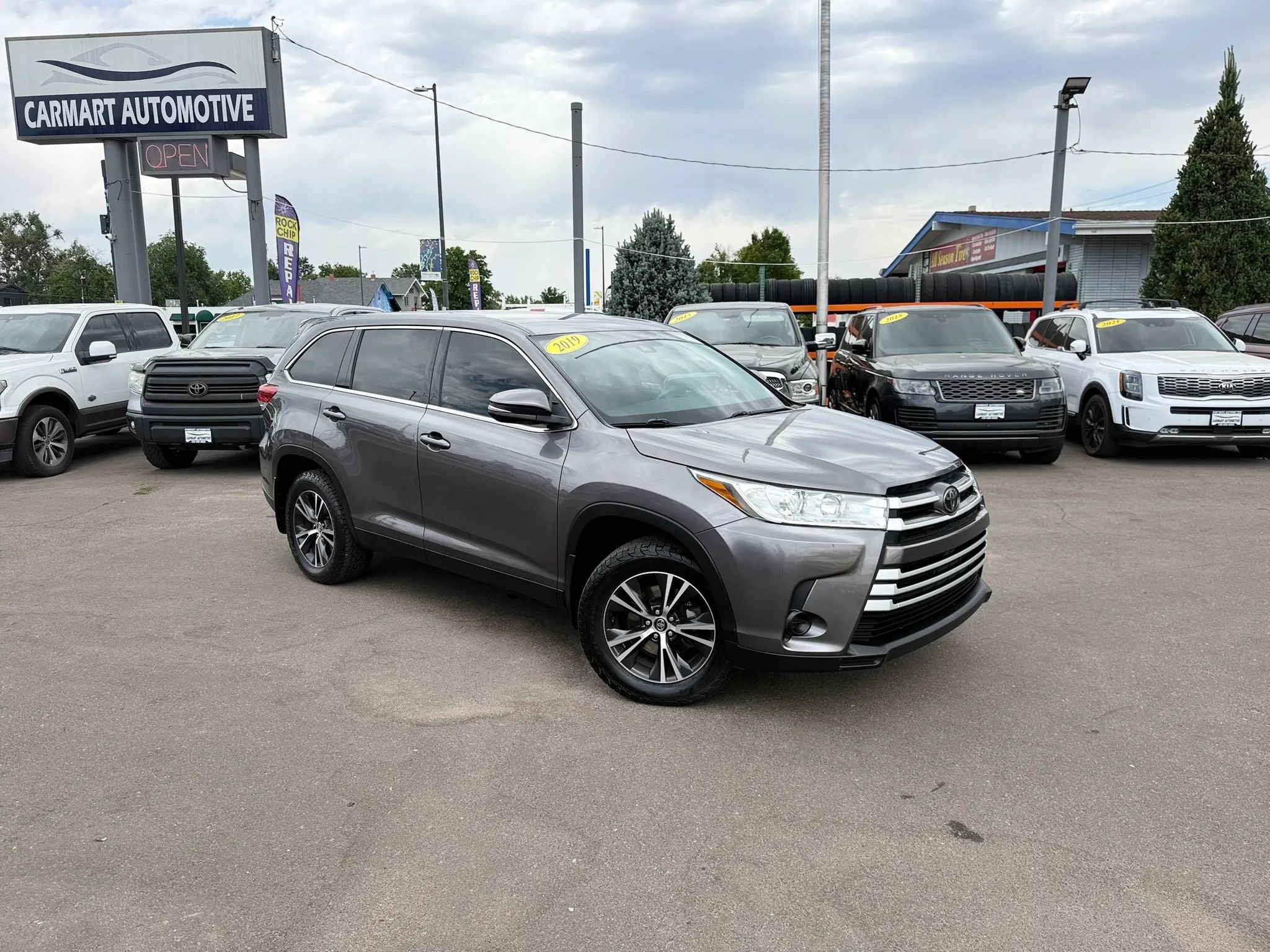 Used 2019 Toyota Highlander LE AWD/4WD image 2