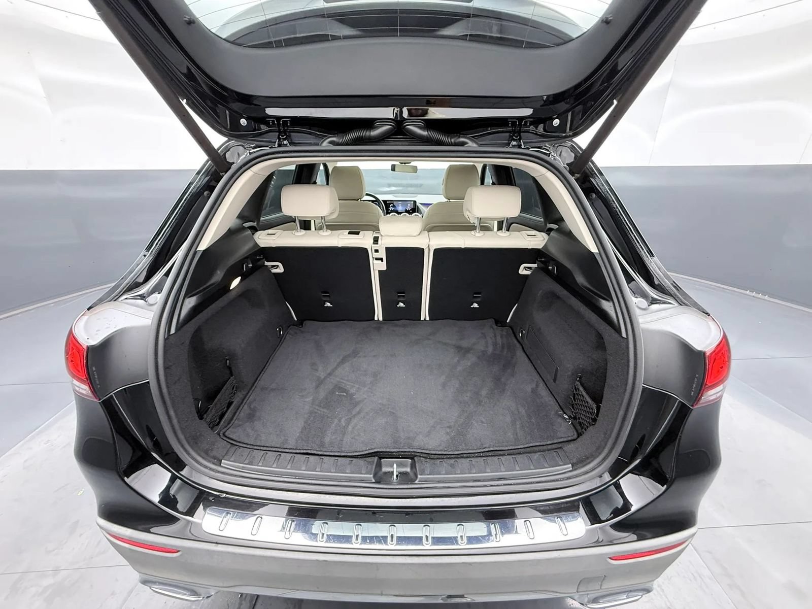 Used 2021 Mercedes-Benz GLA 250 4MATIC w/ Premium Package image 32