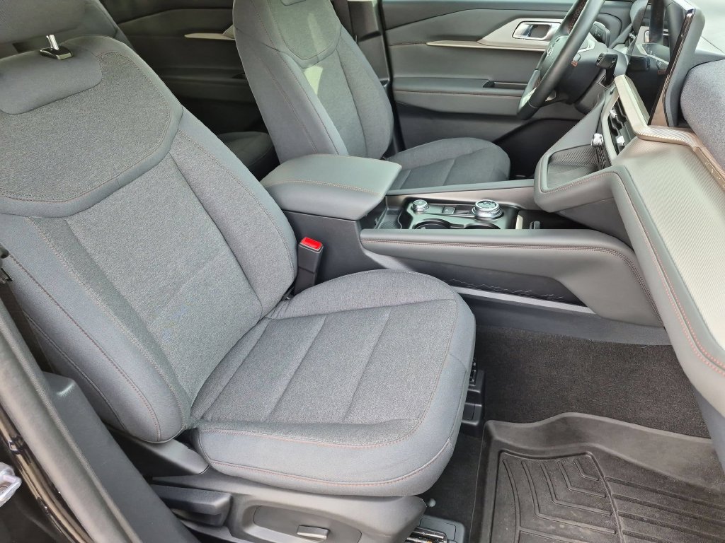 Used 2025 Ford Explorer Active AWD/4WD image 23