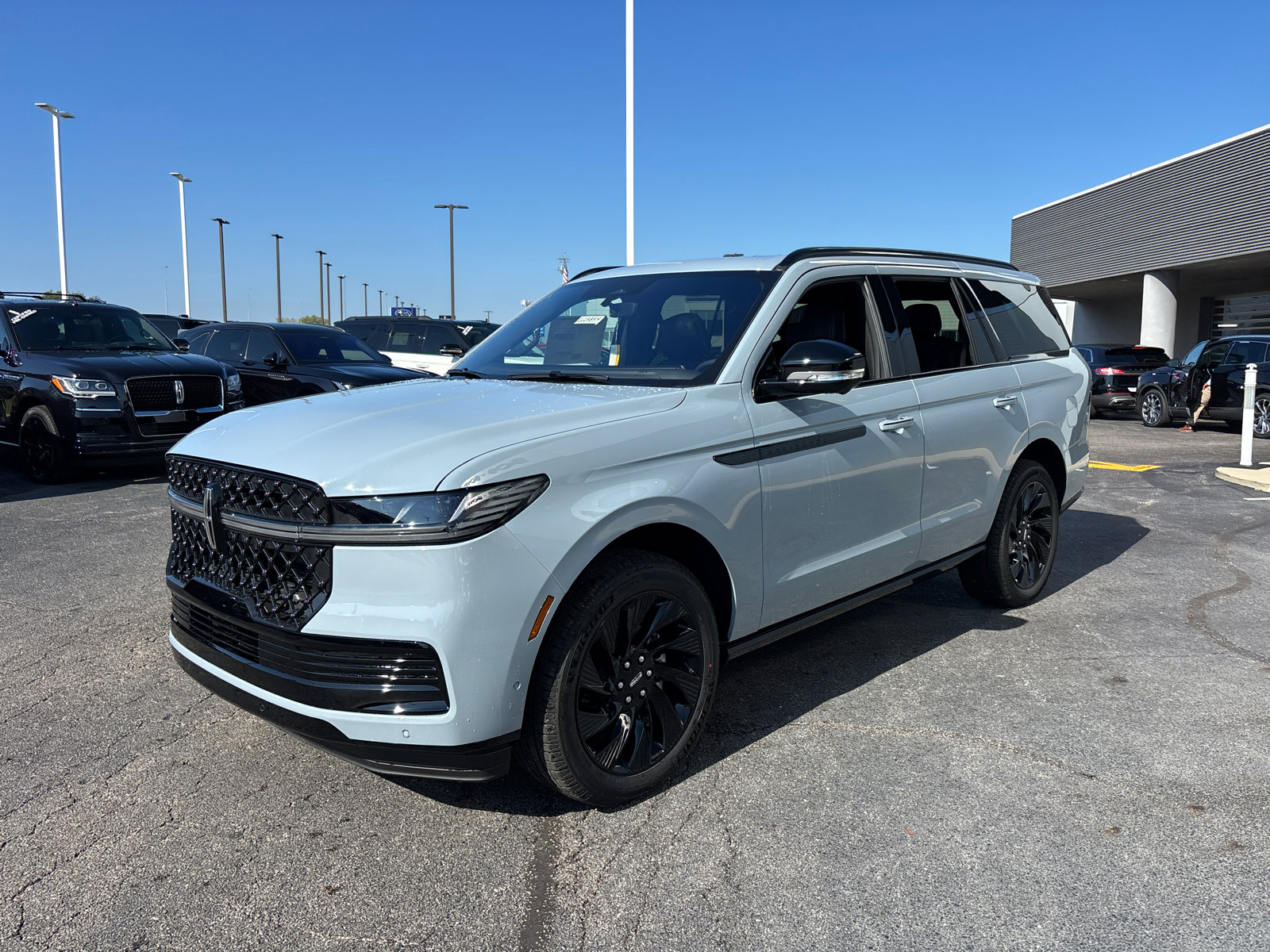New 2025 Lincoln Navigator Reserve w/ Jet Appearance Package image 3