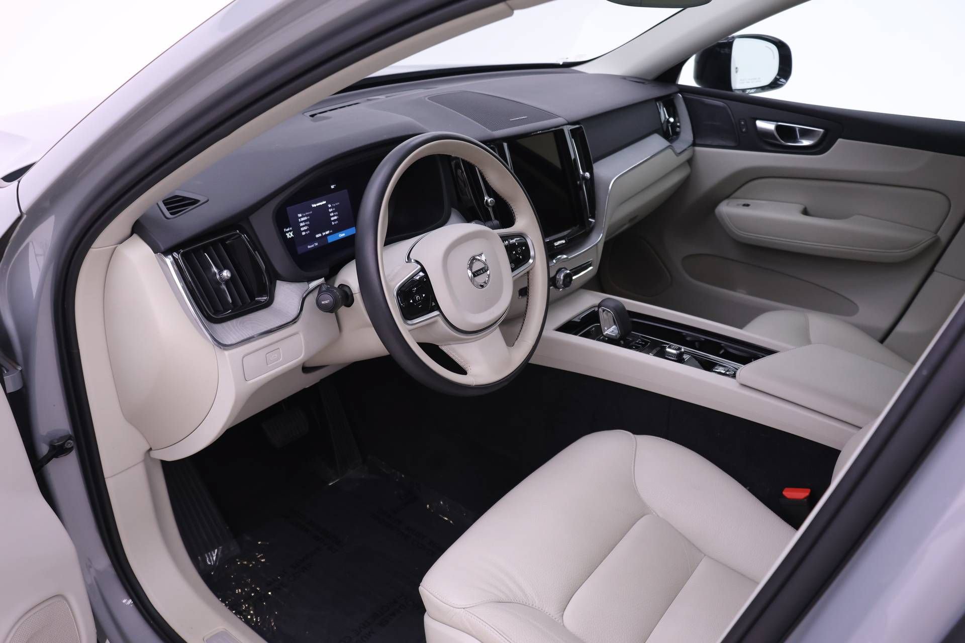 Certified 2024 Volvo XC60 B5 Plus w/ Protection Package Premier AWD/4WD image 6