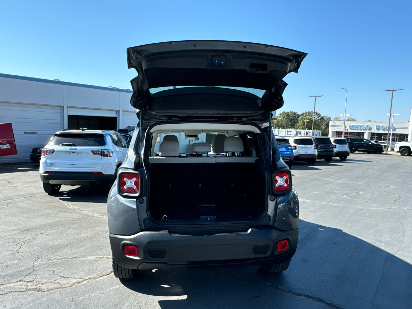 Used 2022 Jeep Renegade Latitude AWD/4WD image 17