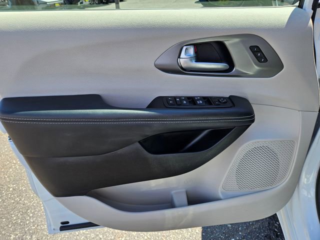 Used 2024 Chrysler Pacifica Touring-L FWD image 20