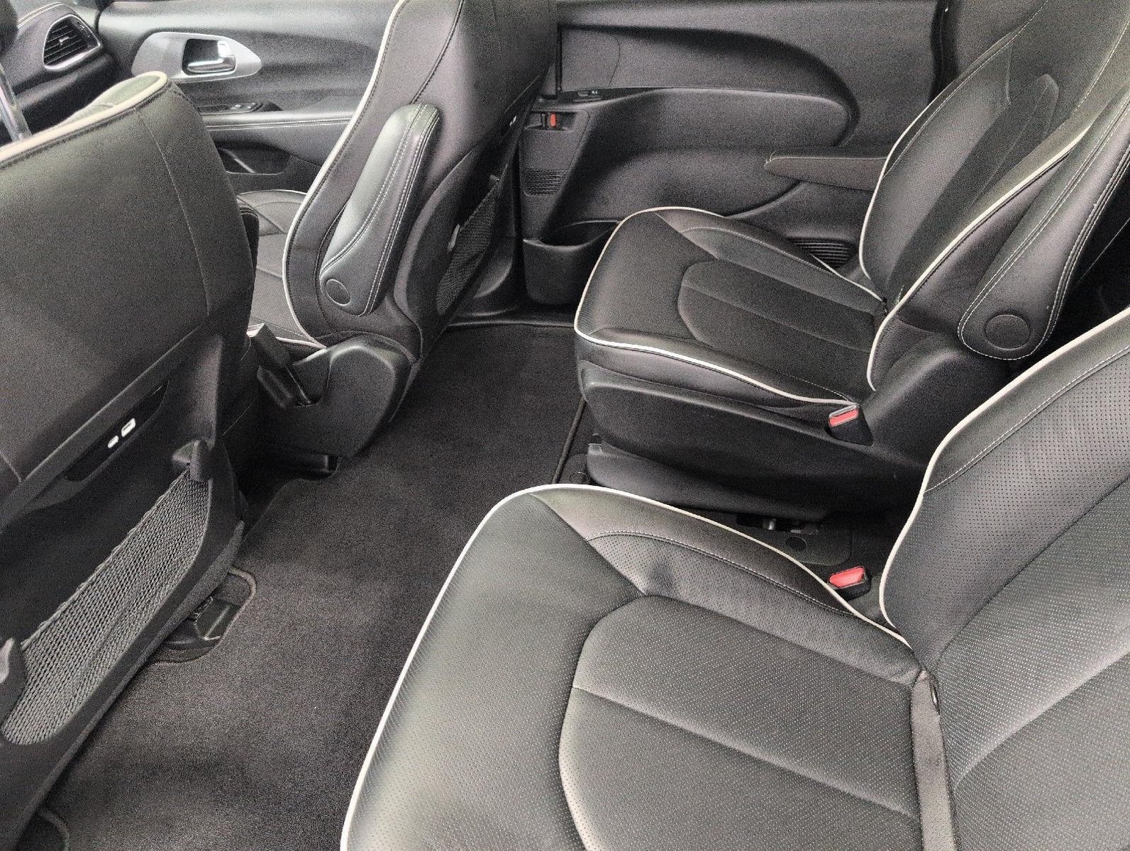 Used 2025 Chrysler Pacifica Premium FWD image 22