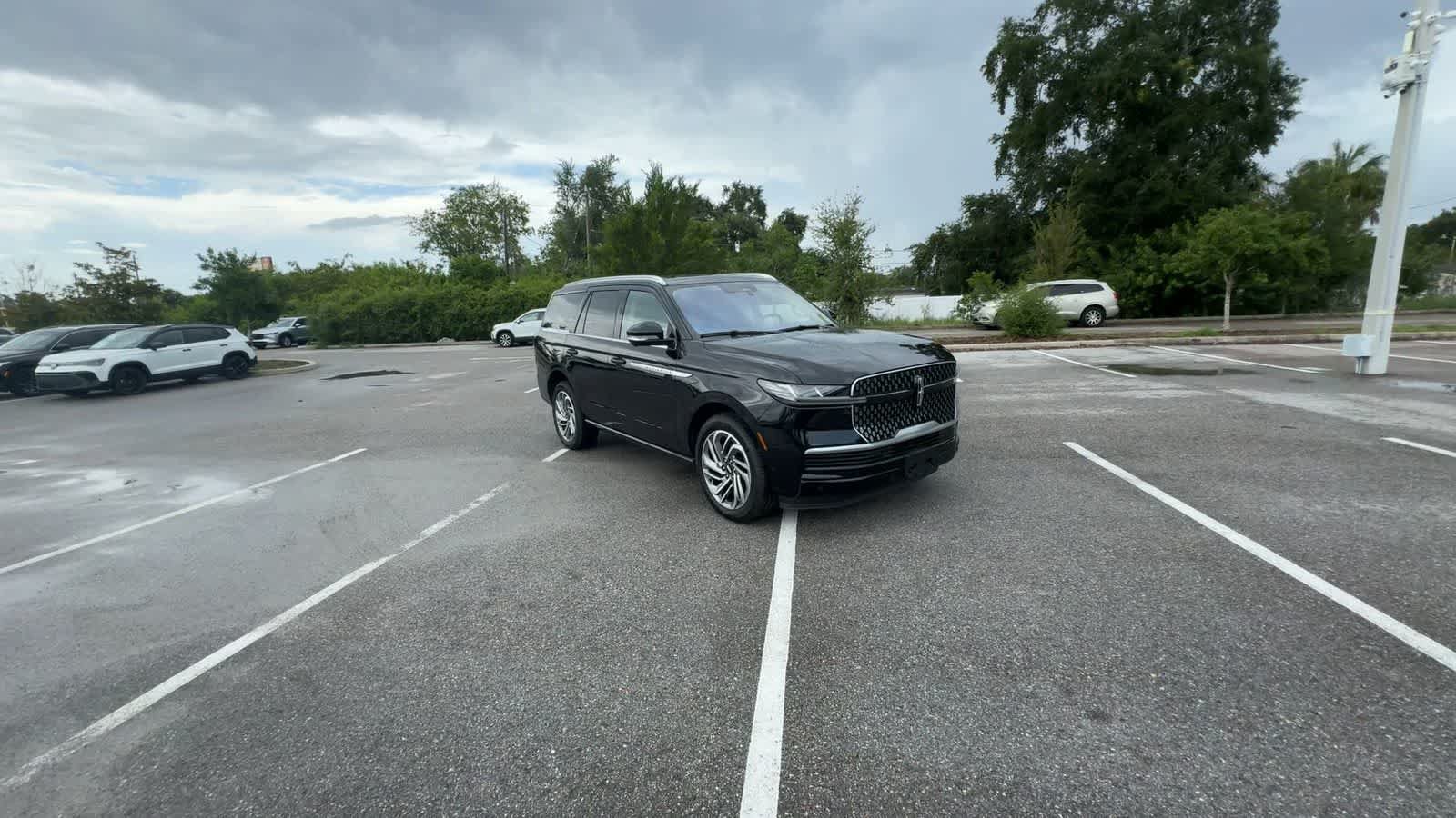 Used 2025 Lincoln Navigator Reserve AWD/4WD image 2