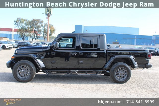 Used 2025 Jeep Gladiator Sport image 13