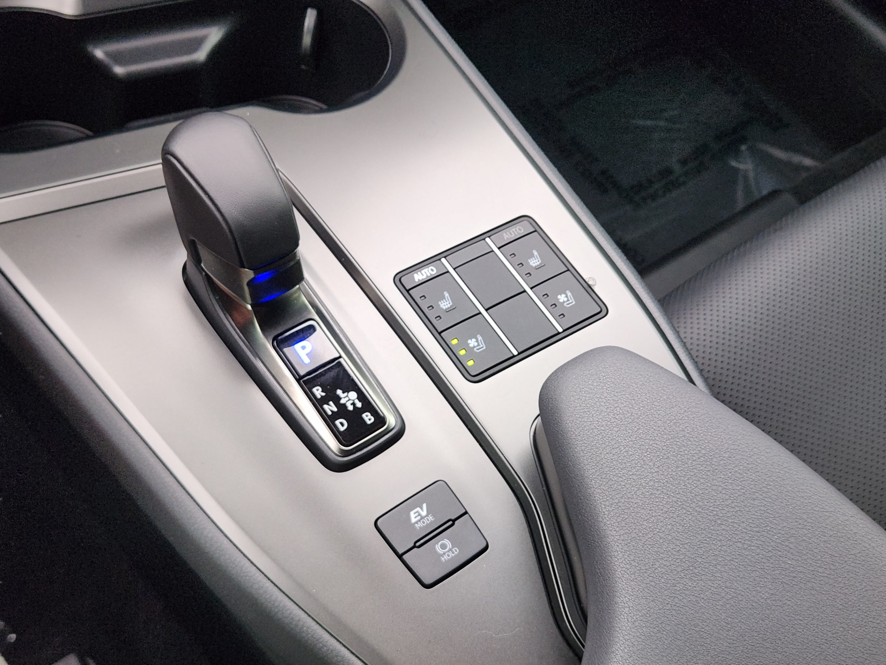 Used 2025 Lexus UX 300h FWD w/ Accessory Package (Z1) image 14