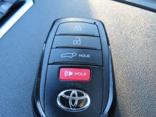 Used 2024 Toyota Highlander LE AWD/4WD image 39
