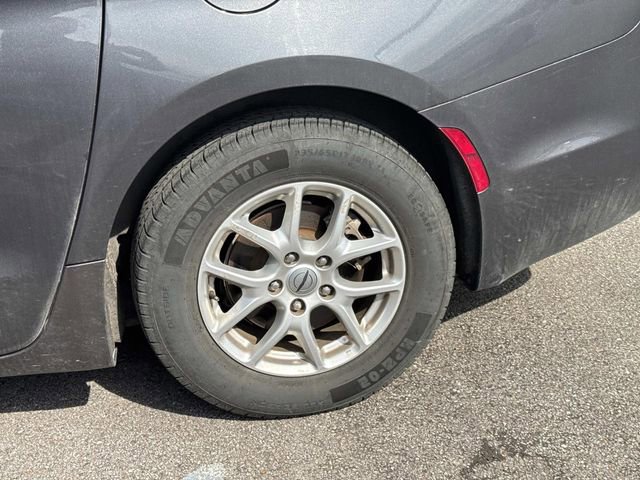 Used 2023 Chrysler Pacifica Touring-L image 11