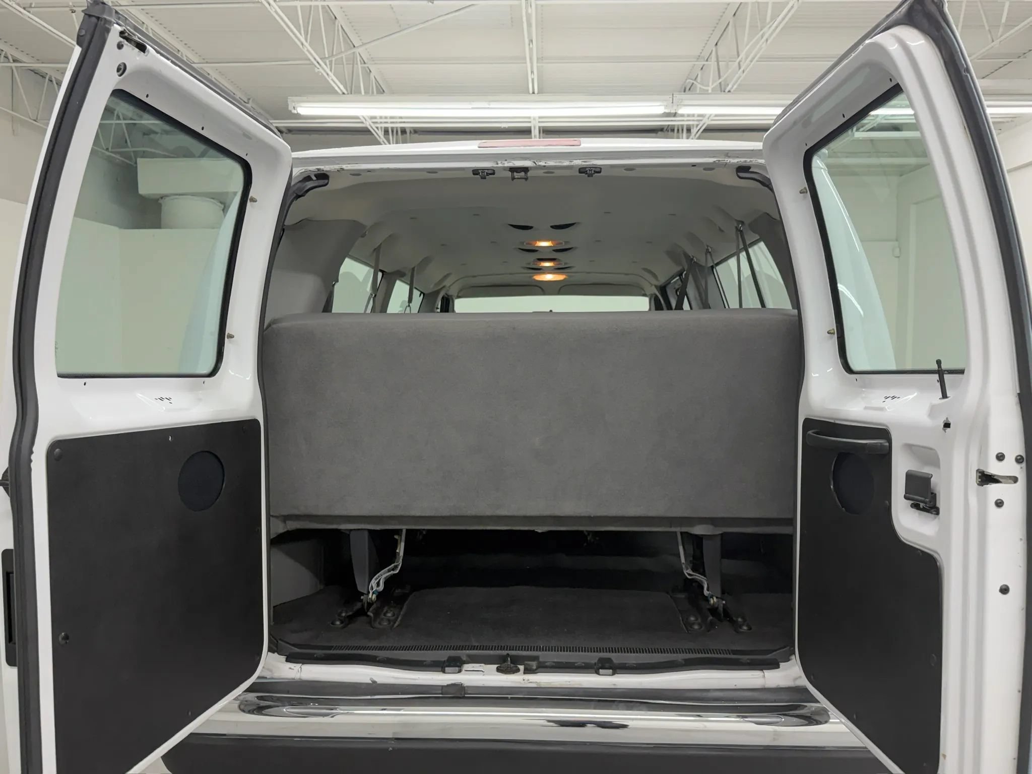 Used 2003 Ford E-350 and Econoline 350 XL RWD image 77