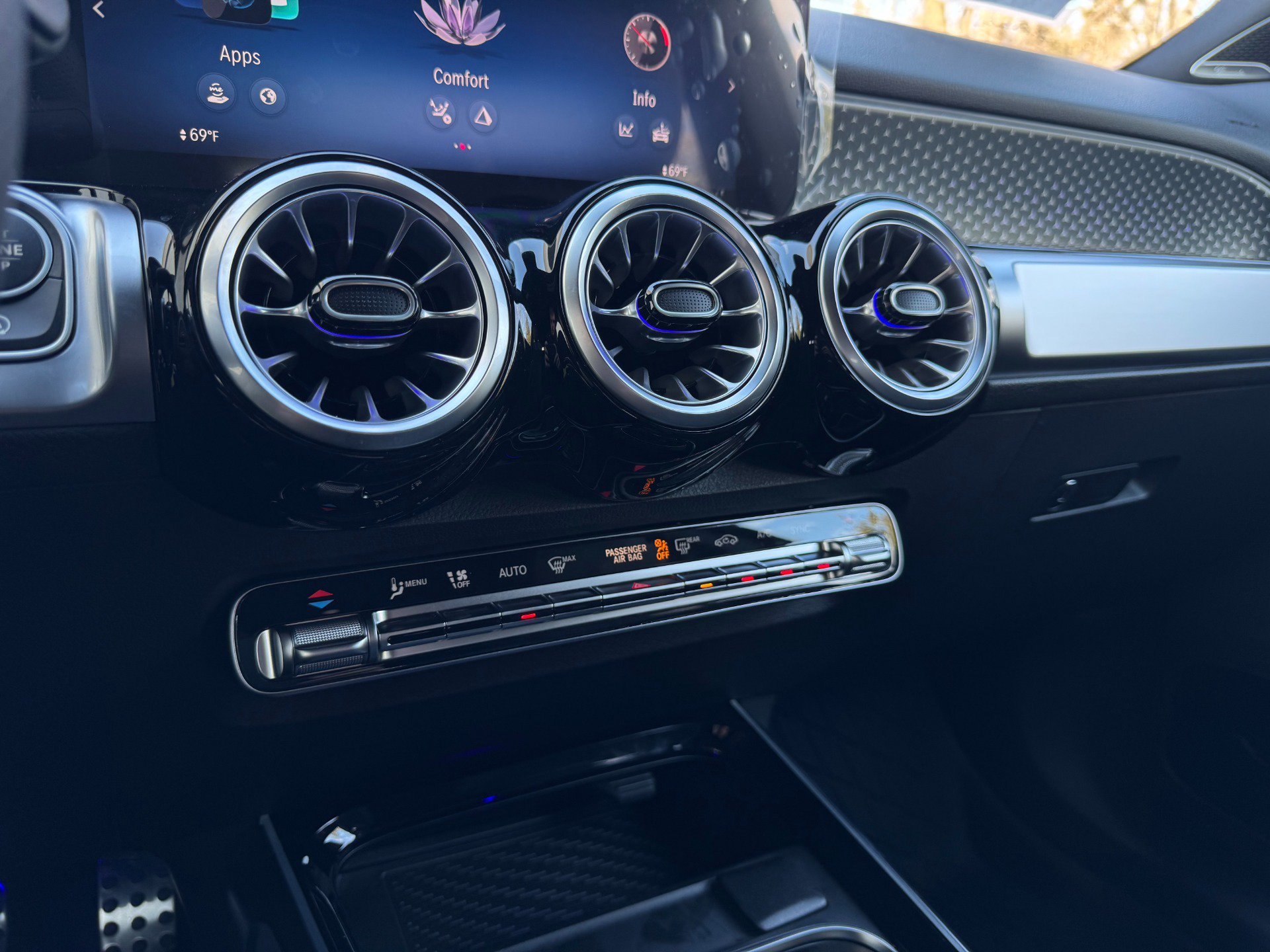 Used 2025 Mercedes-Benz GLB 250 w/ AMG Night Package image 64