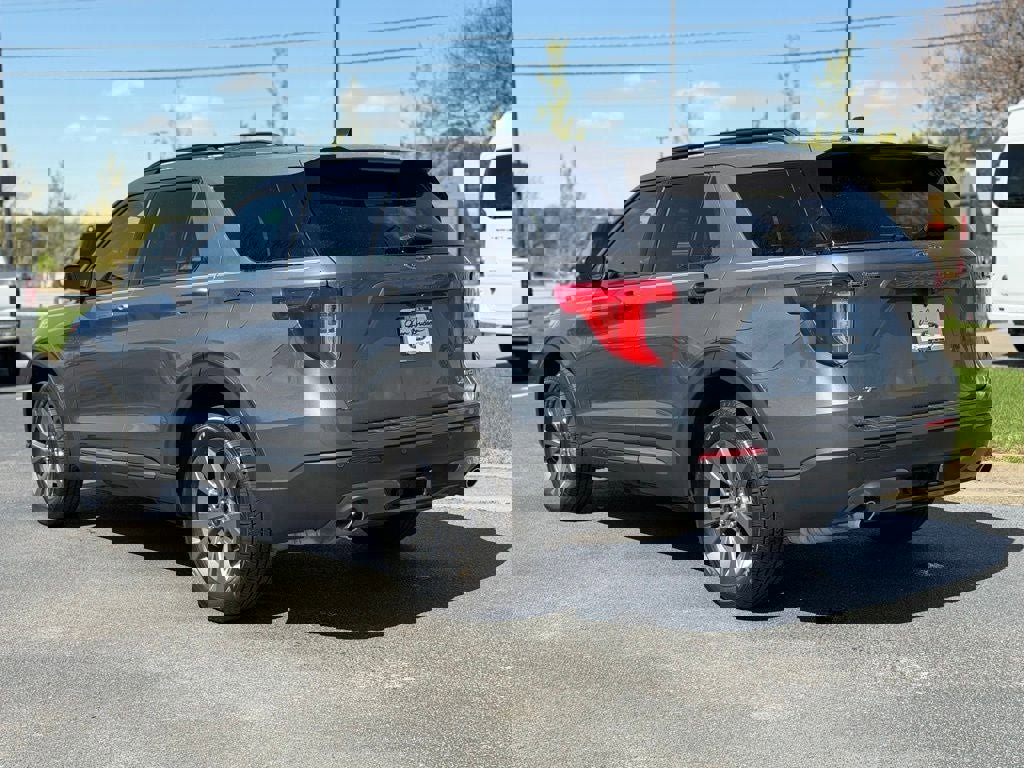 Certified 2022 Ford Explorer XLT w/ Equipment Group 202A image 10