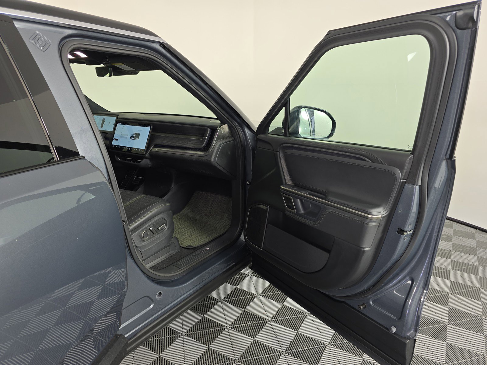 Used 2023 Rivian R1S Adventure image 18