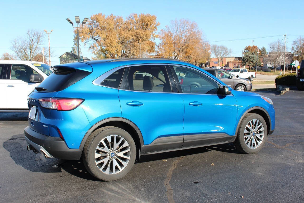 Used 2020 Ford Escape Titanium image 3