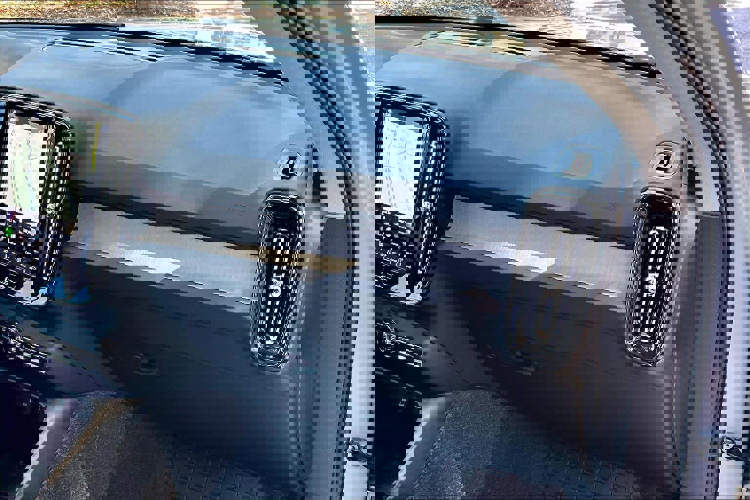 Used 2025 Volvo XC40 B5 Plus AWD/4WD image 19