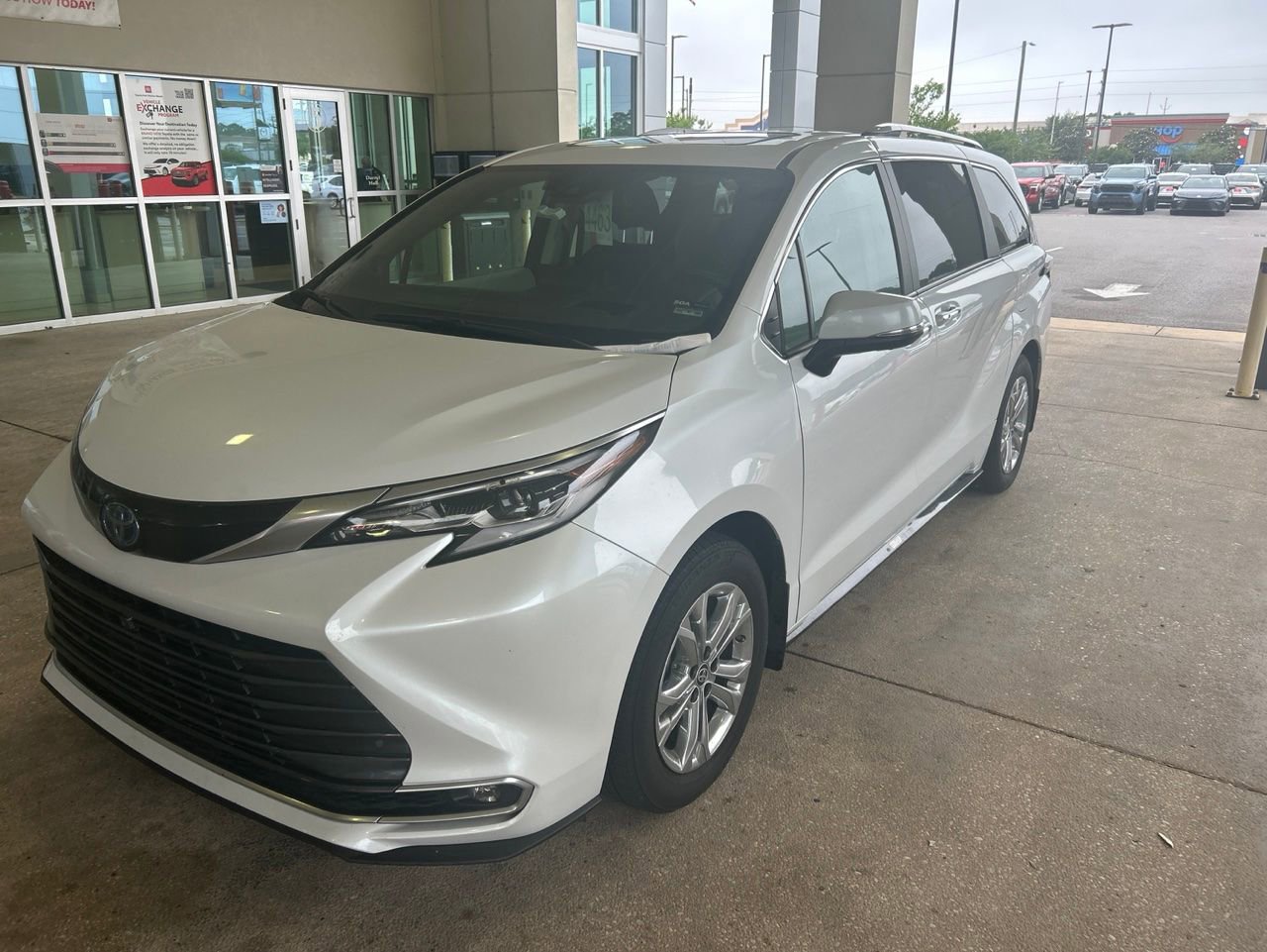 Used 2023 Toyota Sienna Platinum AWD/4WD image 1