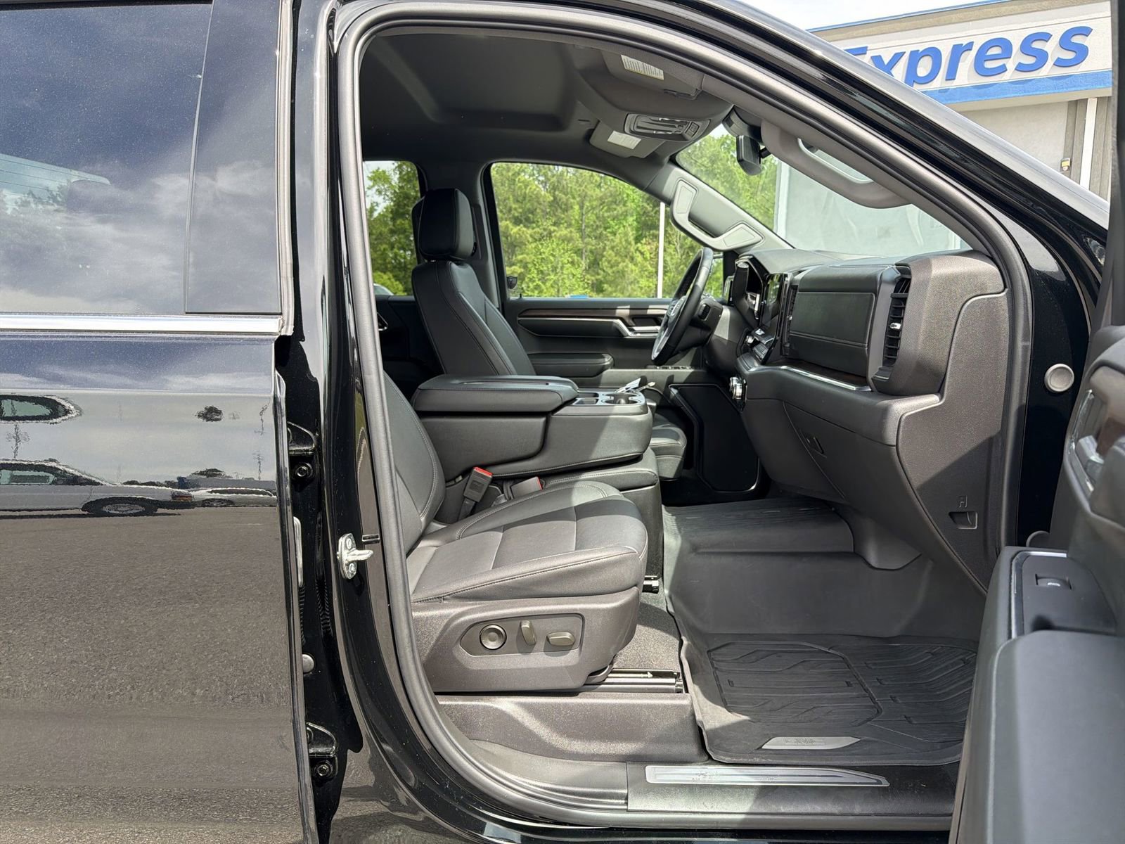 Used 2024 GMC Sierra 1500 SLT AWD/4WD image 32