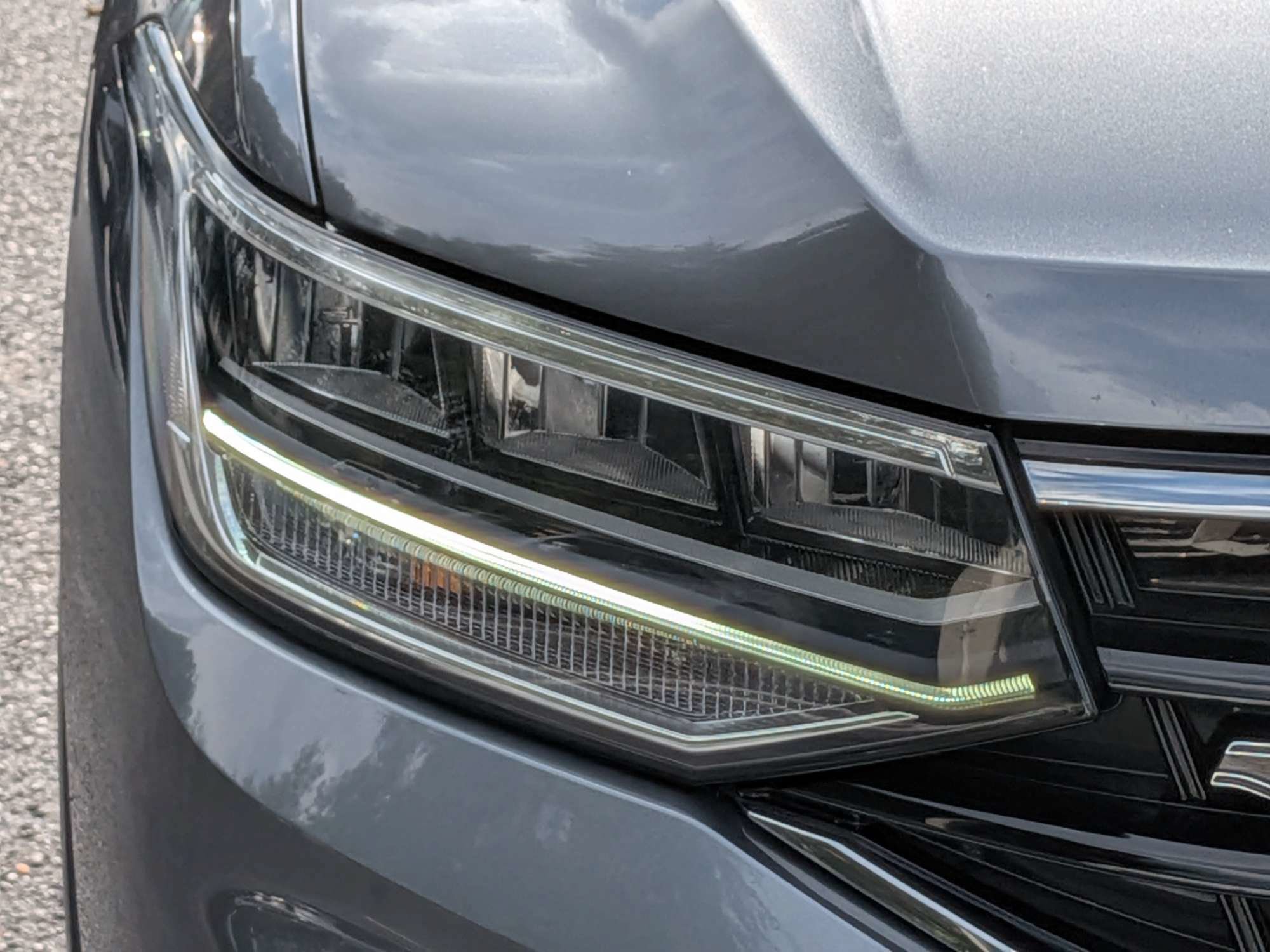 Used 2024 Volkswagen Tiguan SE R-Line FWD image 6