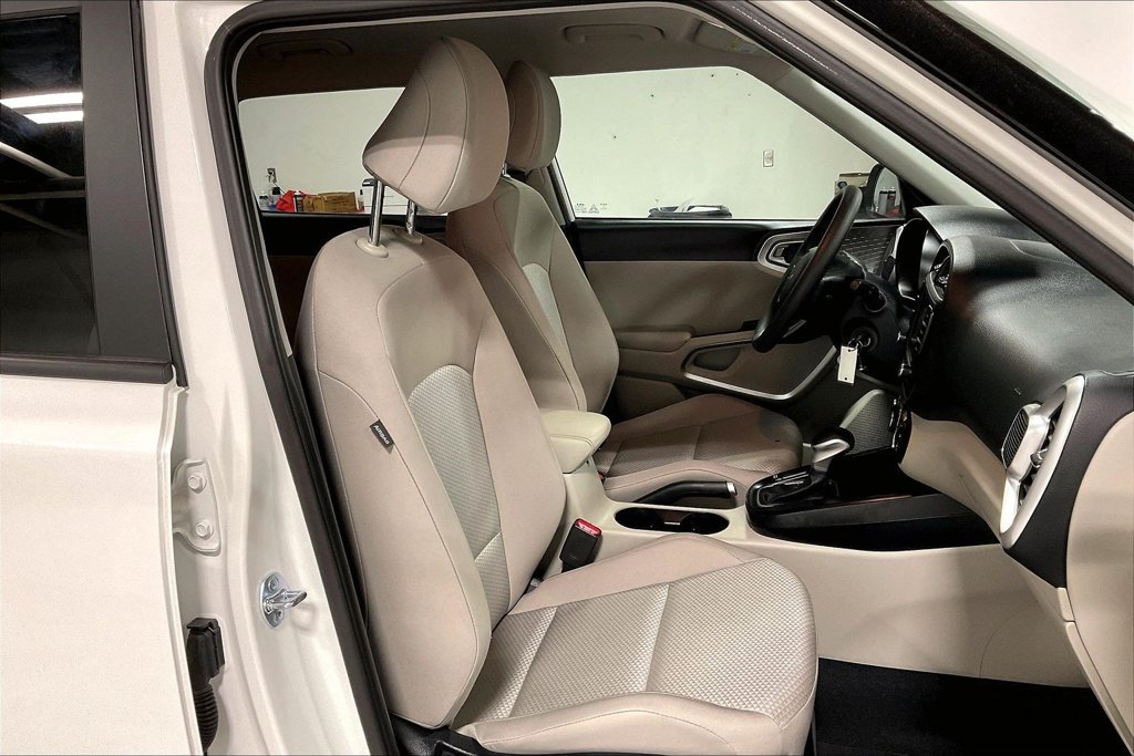 Used 2025 Kia Soul LX w/ LX Technology Package FWD image 9
