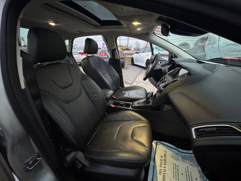 Used 2017 Ford Focus Titanium w/ Titanium Technology Package image 9