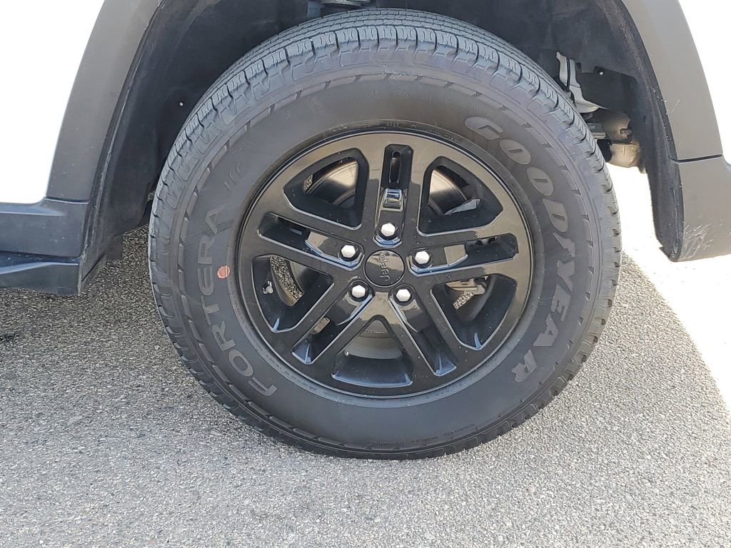 Used 2023 Jeep Grand Cherokee Laredo image 34