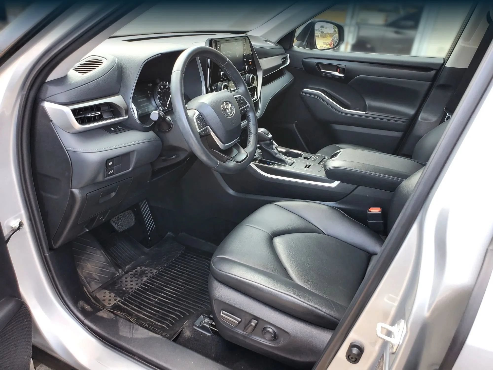 Used 2022 Toyota Highlander XLE FWD image 43