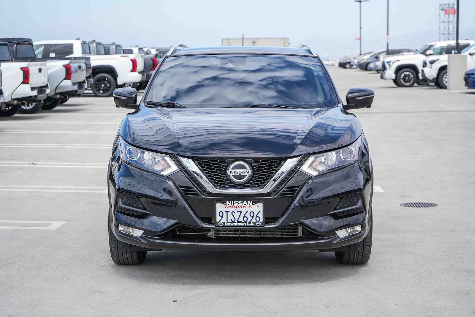 Used 2021 Nissan Rogue Sport SV w/ Technology Package FWD image 2