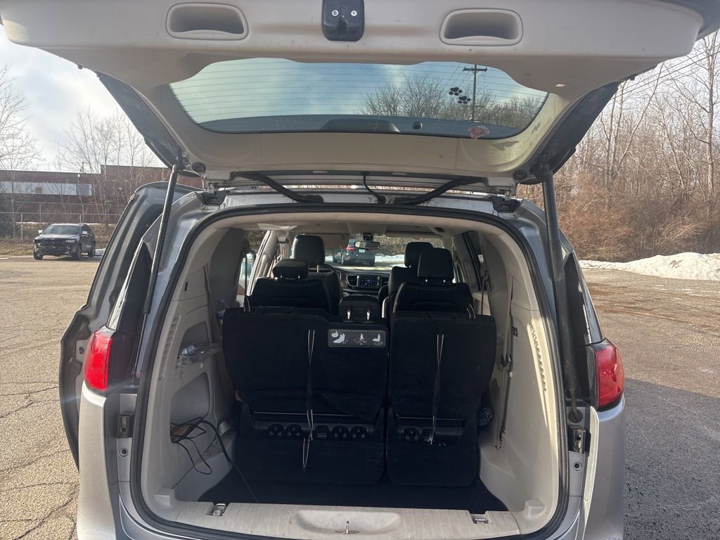 Used 2018 Chrysler Pacifica Touring-L image 23