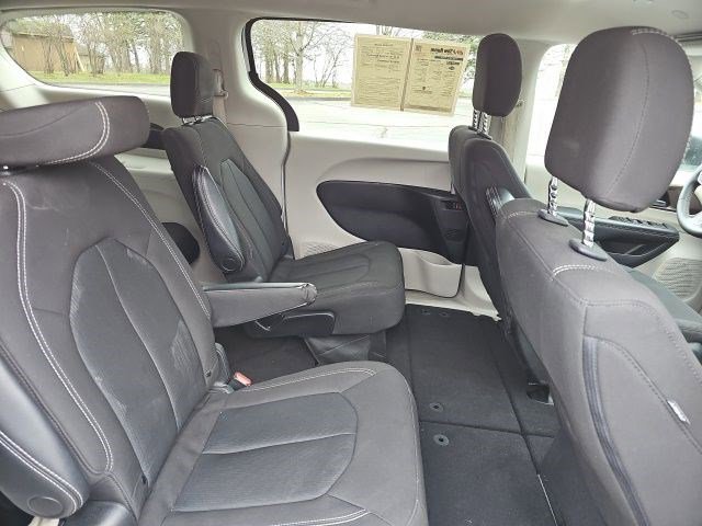 Used 2023 Chrysler Voyager LX image 16
