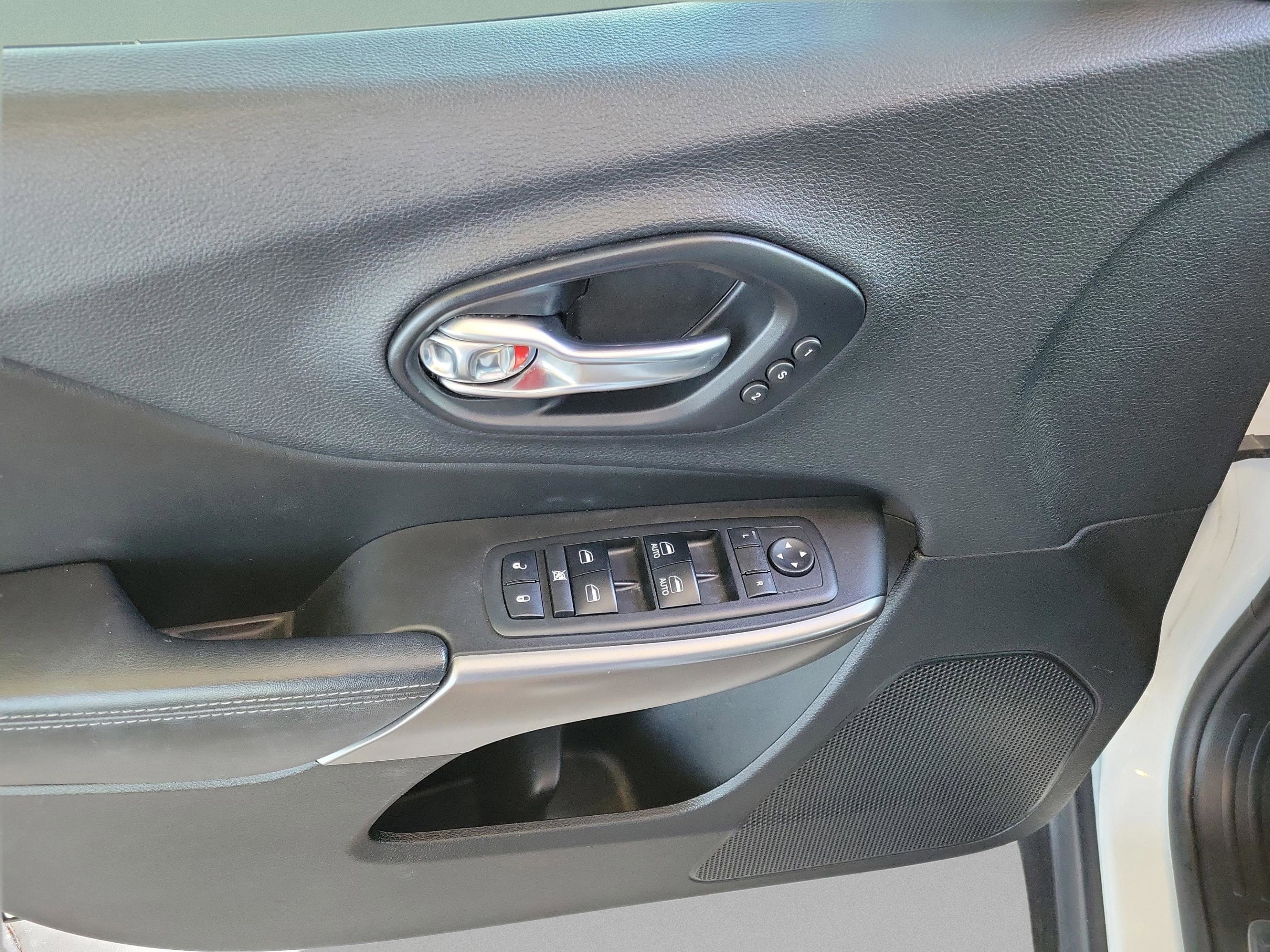 Used 2019 Jeep Cherokee Limited w/ Luxury Group image 32