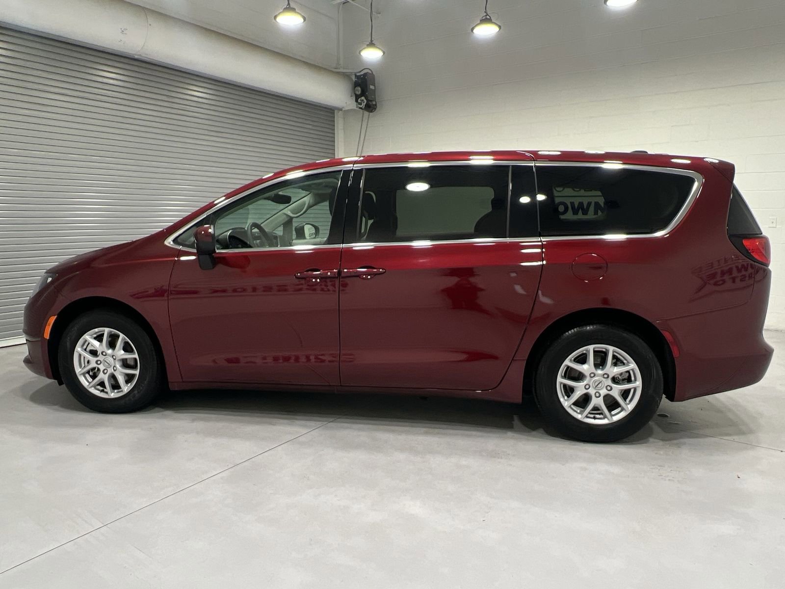 Used 2023 Chrysler Voyager LX FWD image 5