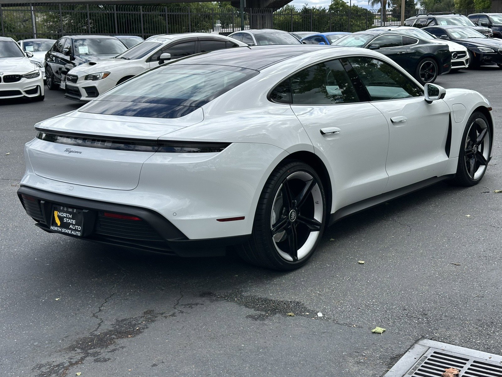 Used 2022 Porsche Taycan image 8