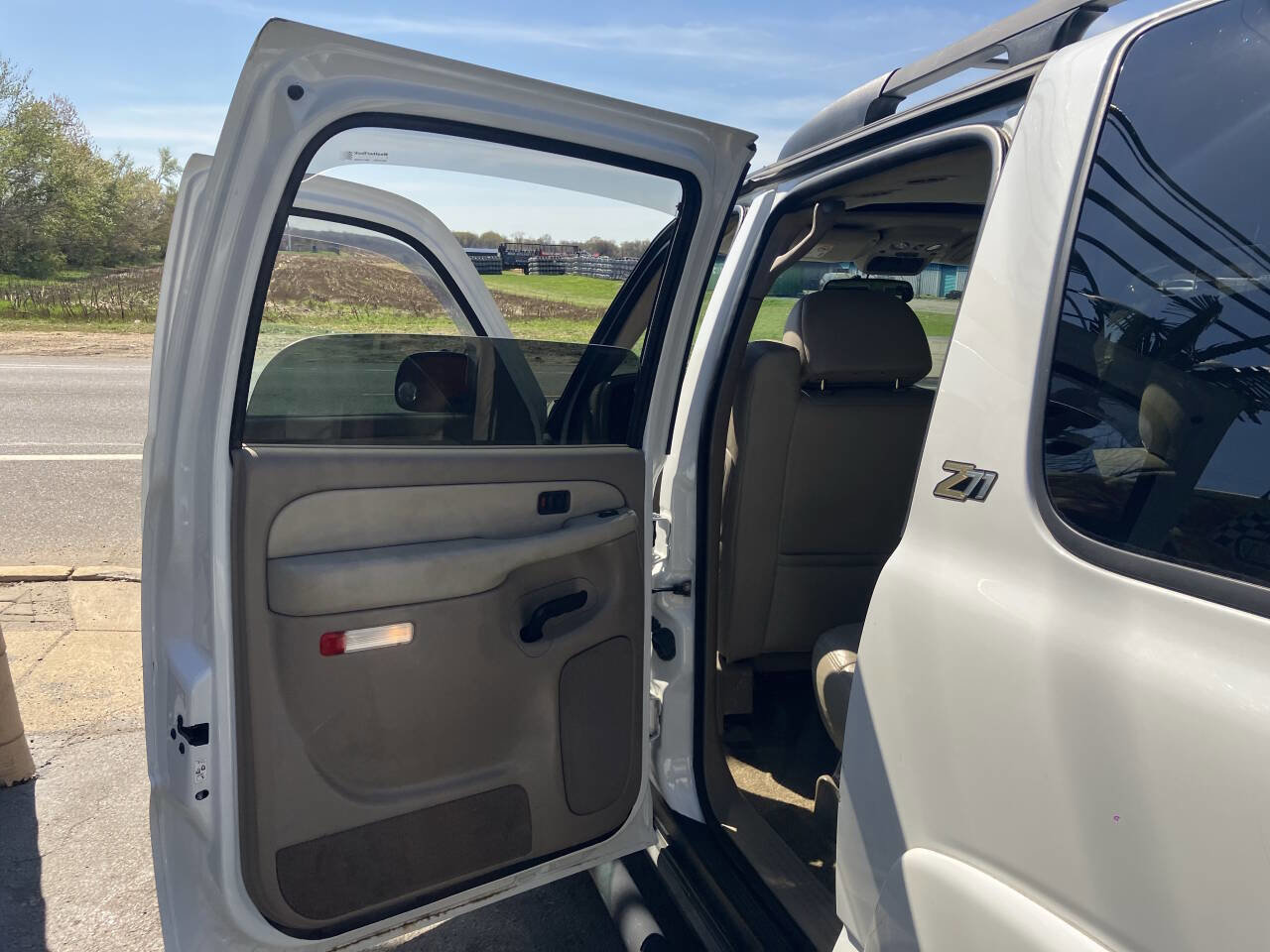 Used 2002 Chevrolet Suburban Z71 image 17