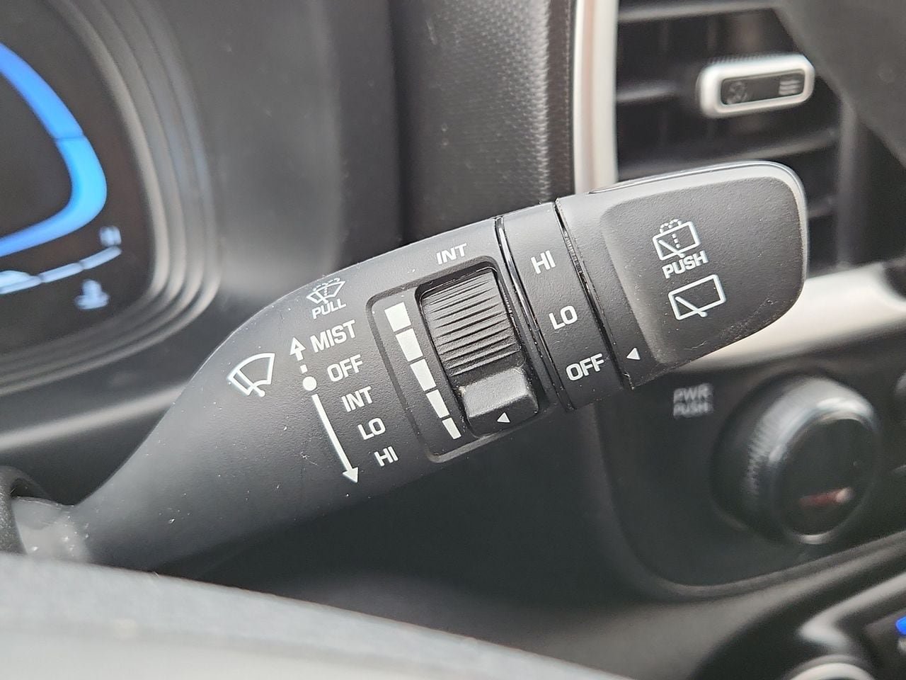 Used 2025 Hyundai Venue SE FWD image 27