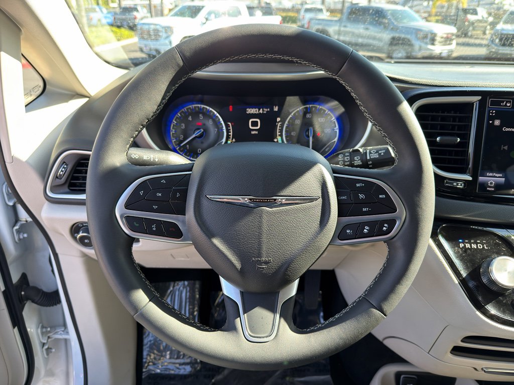 Used 2023 Chrysler Pacifica Touring-L image 16