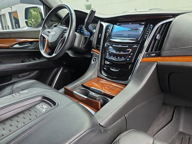 Used 2017 Cadillac Escalade Luxury AWD/4WD image 18
