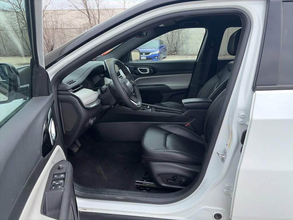 Used 2025 Jeep Compass Limited AWD/4WD image 18