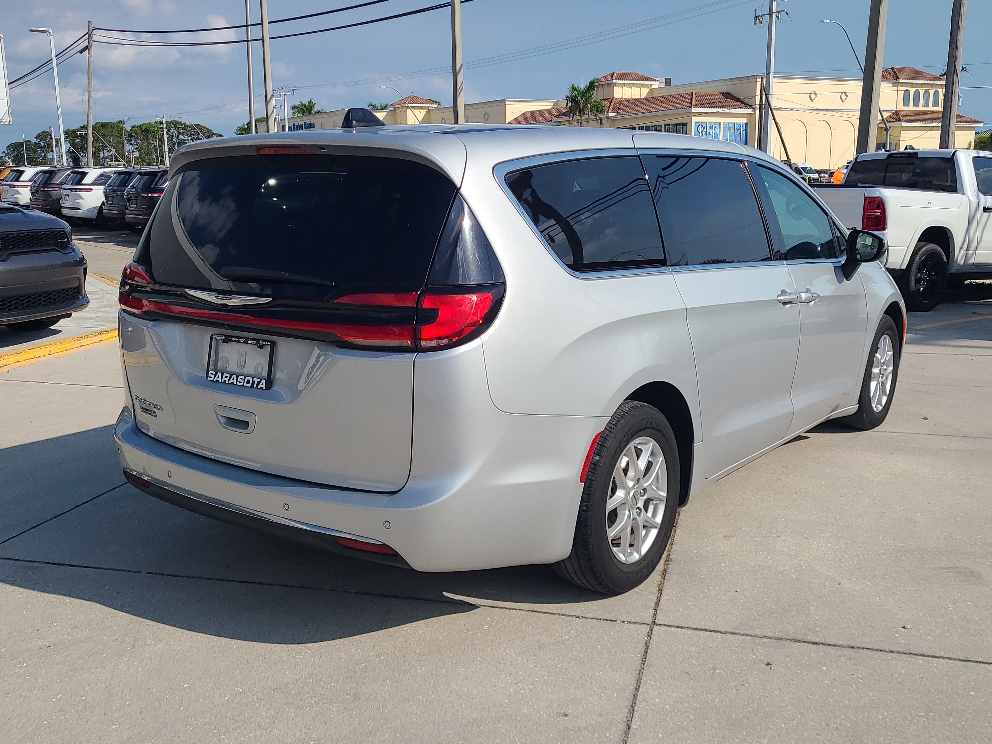 Used 2023 Chrysler Pacifica Touring-L FWD image 6