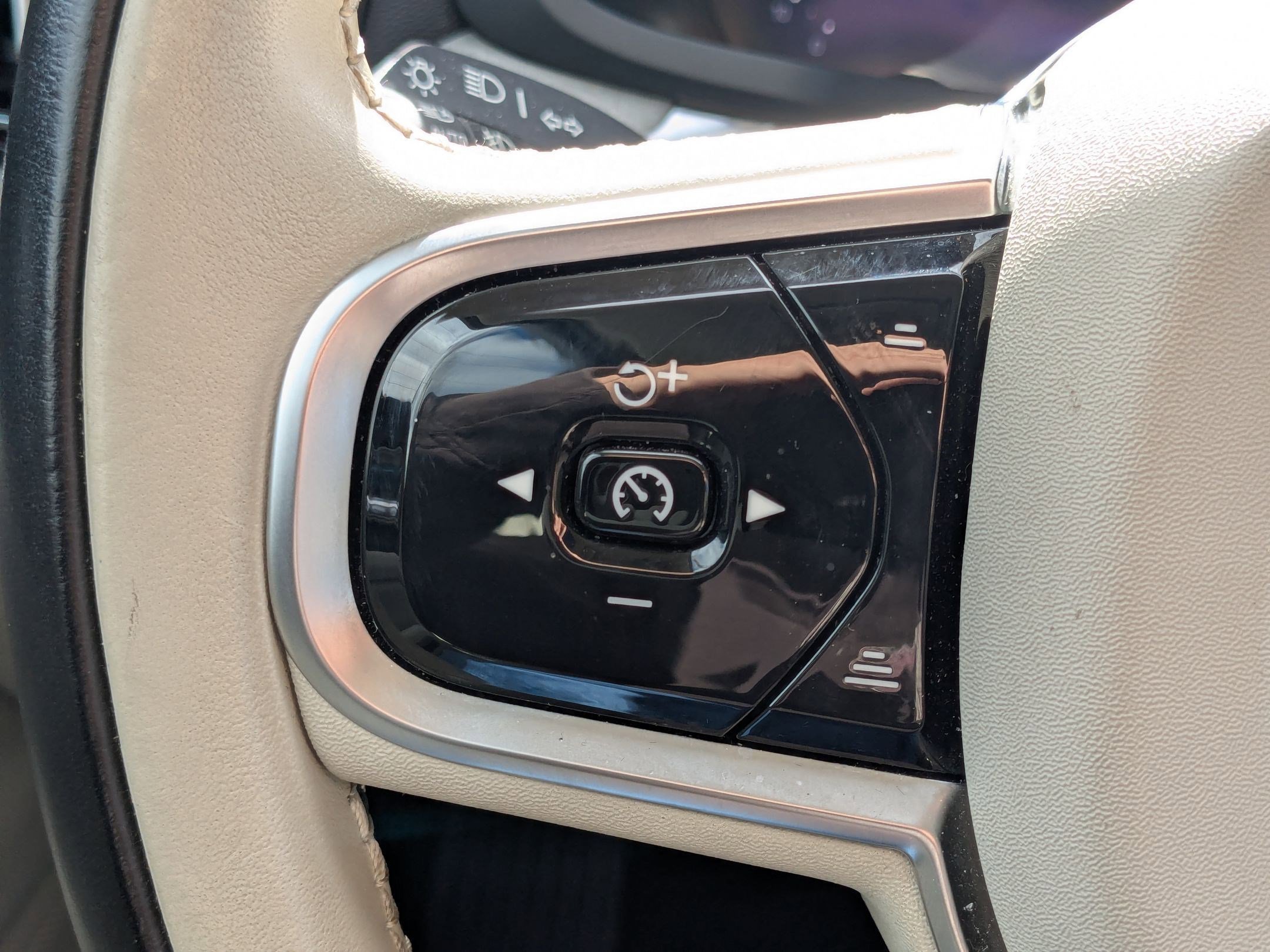 Used 2025 Volvo V60 B5 Cross Country Plus image 19