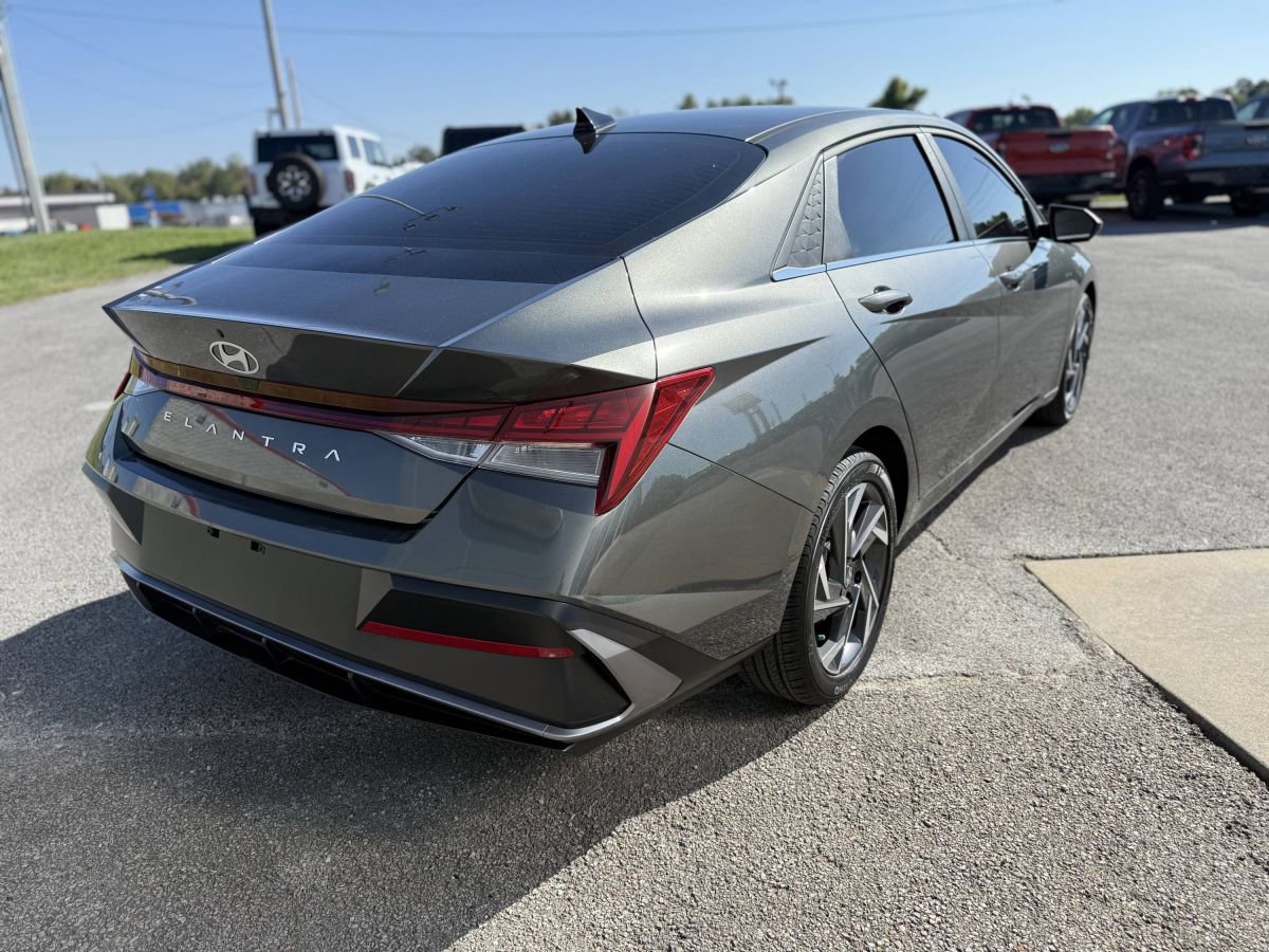 Used 2024 Hyundai Elantra SEL w/ Convenience Package image 6