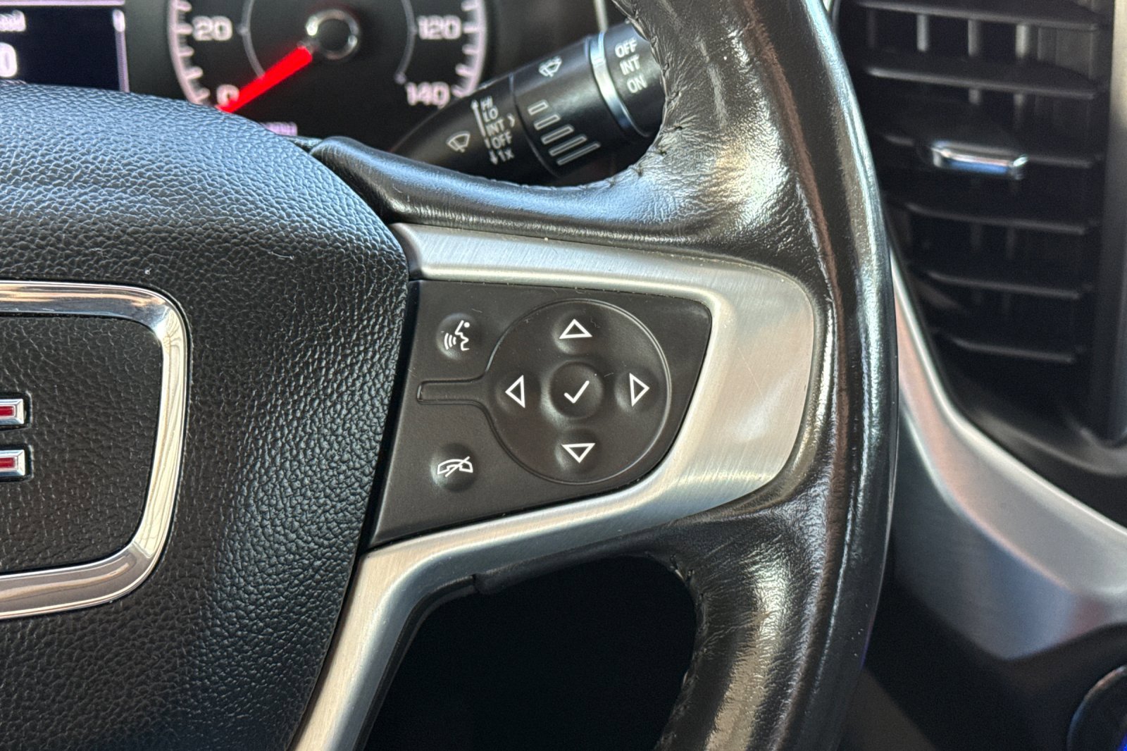 Used 2019 GMC Acadia SLE image 32