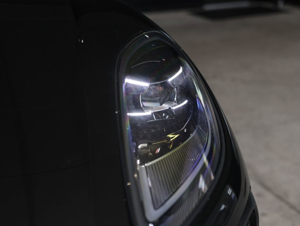 Certified 2025 Porsche Macan image 11