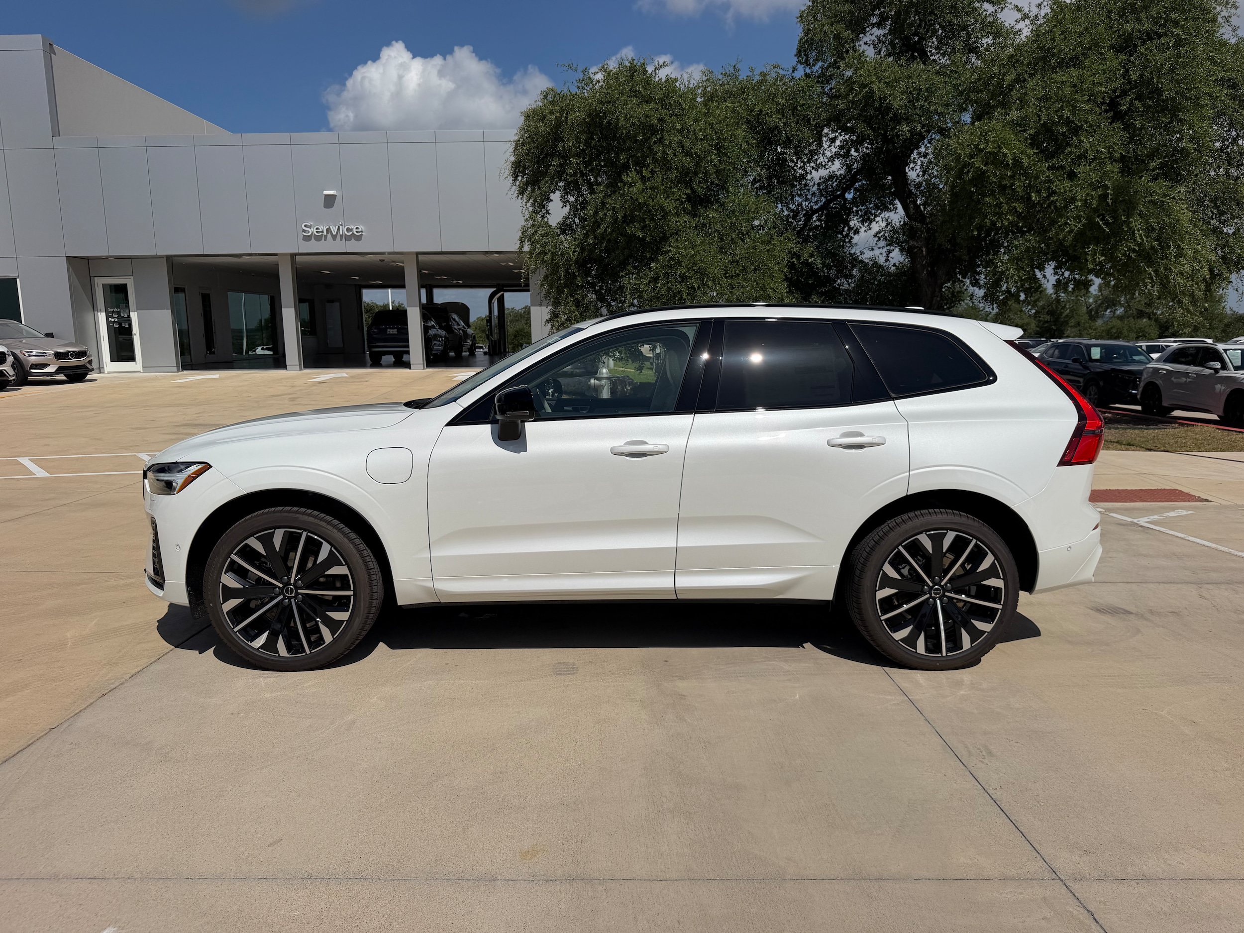 New 2026 Volvo XC60 T8 Ultra w/ Protection Package Premier AWD/4WD image 3