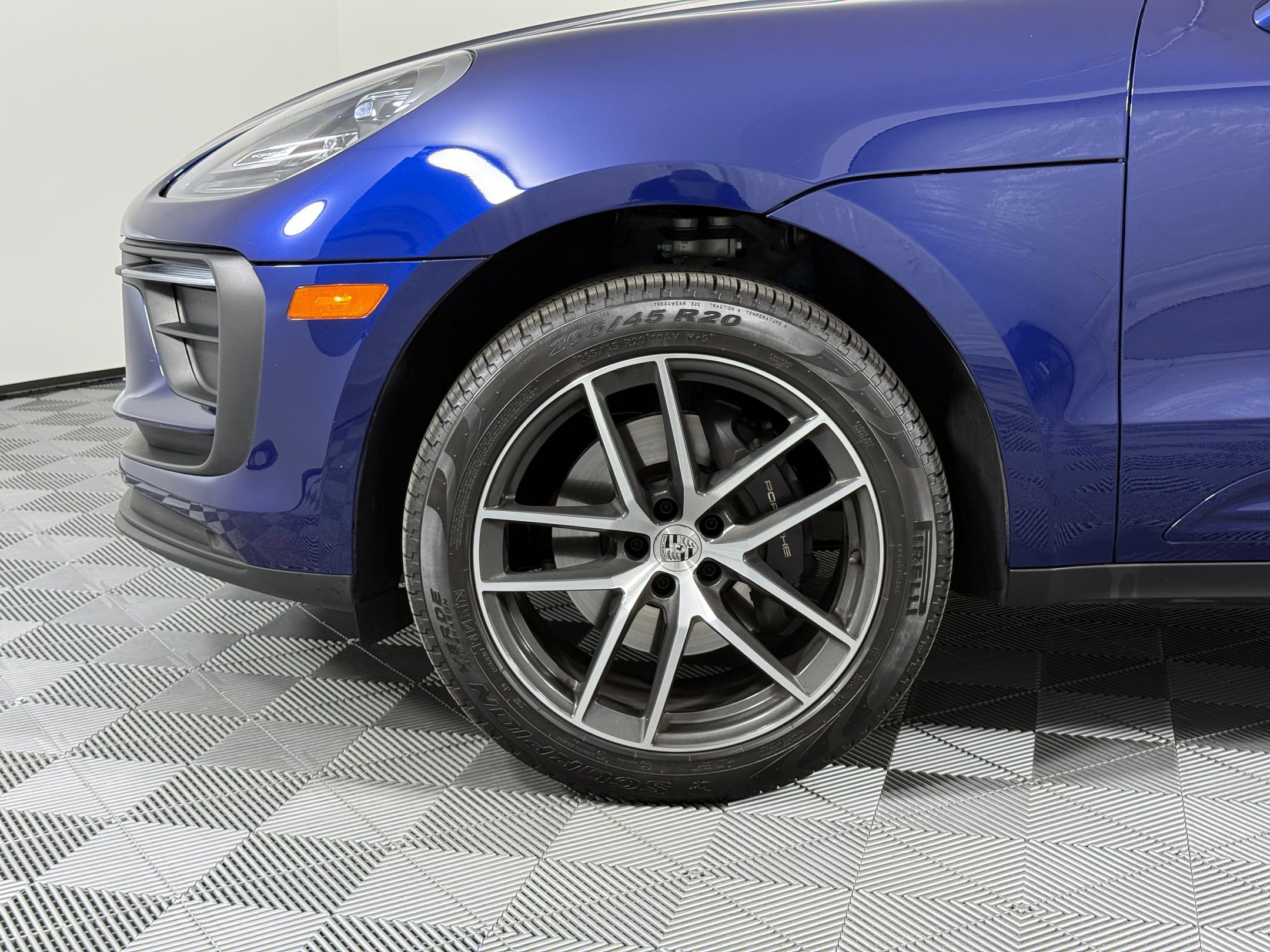 Certified 2025 Porsche Macan AWD/4WD image 12