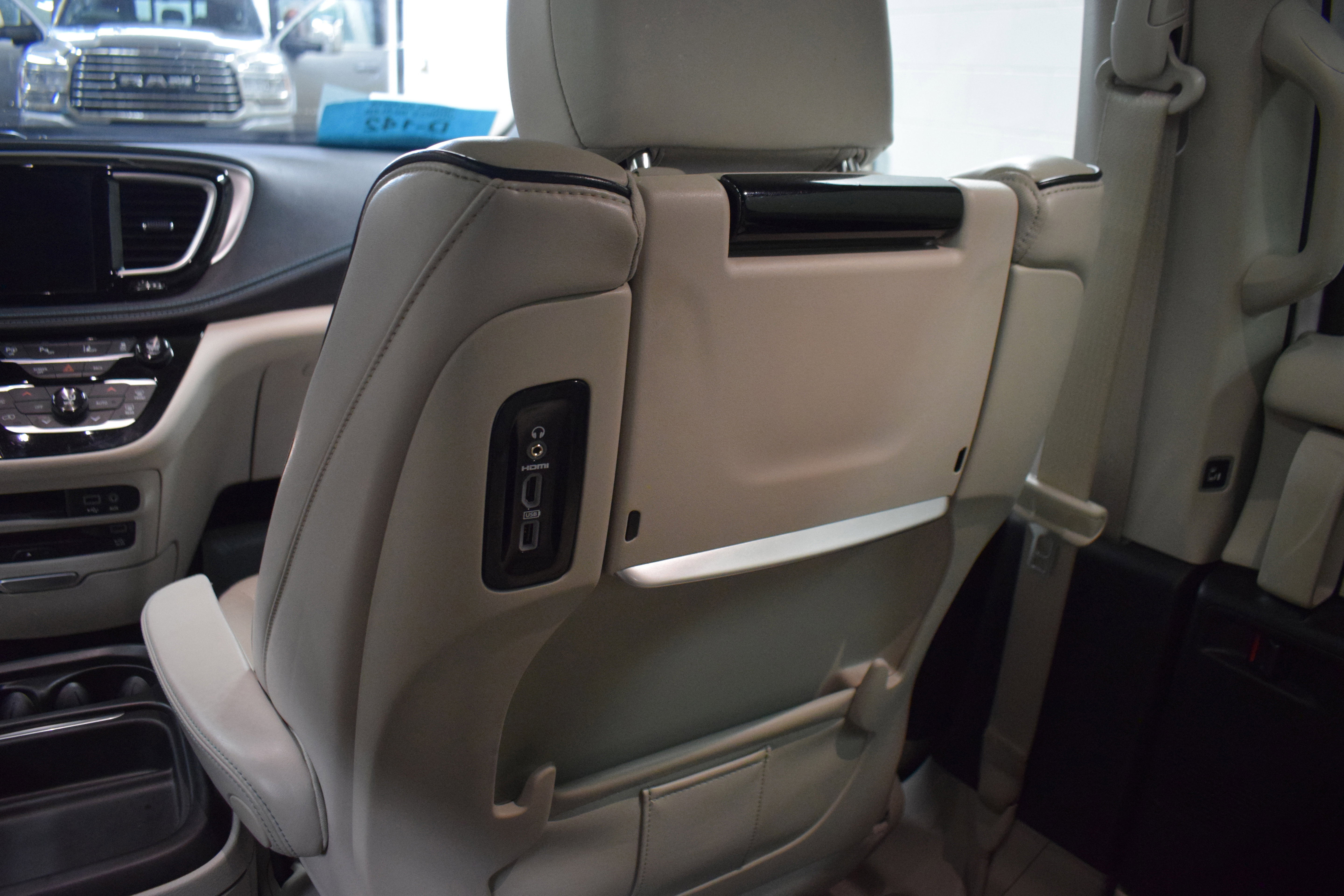 Used 2017 Chrysler Pacifica Platinum image 11