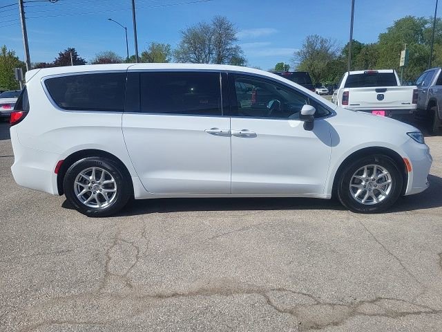 Used 2023 Chrysler Pacifica Touring-L FWD image 23